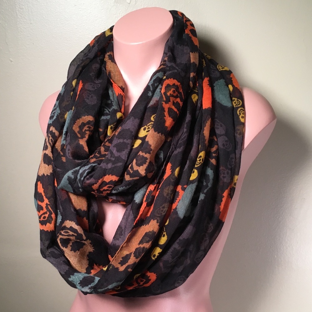 Skull infinity scarf from Buckle